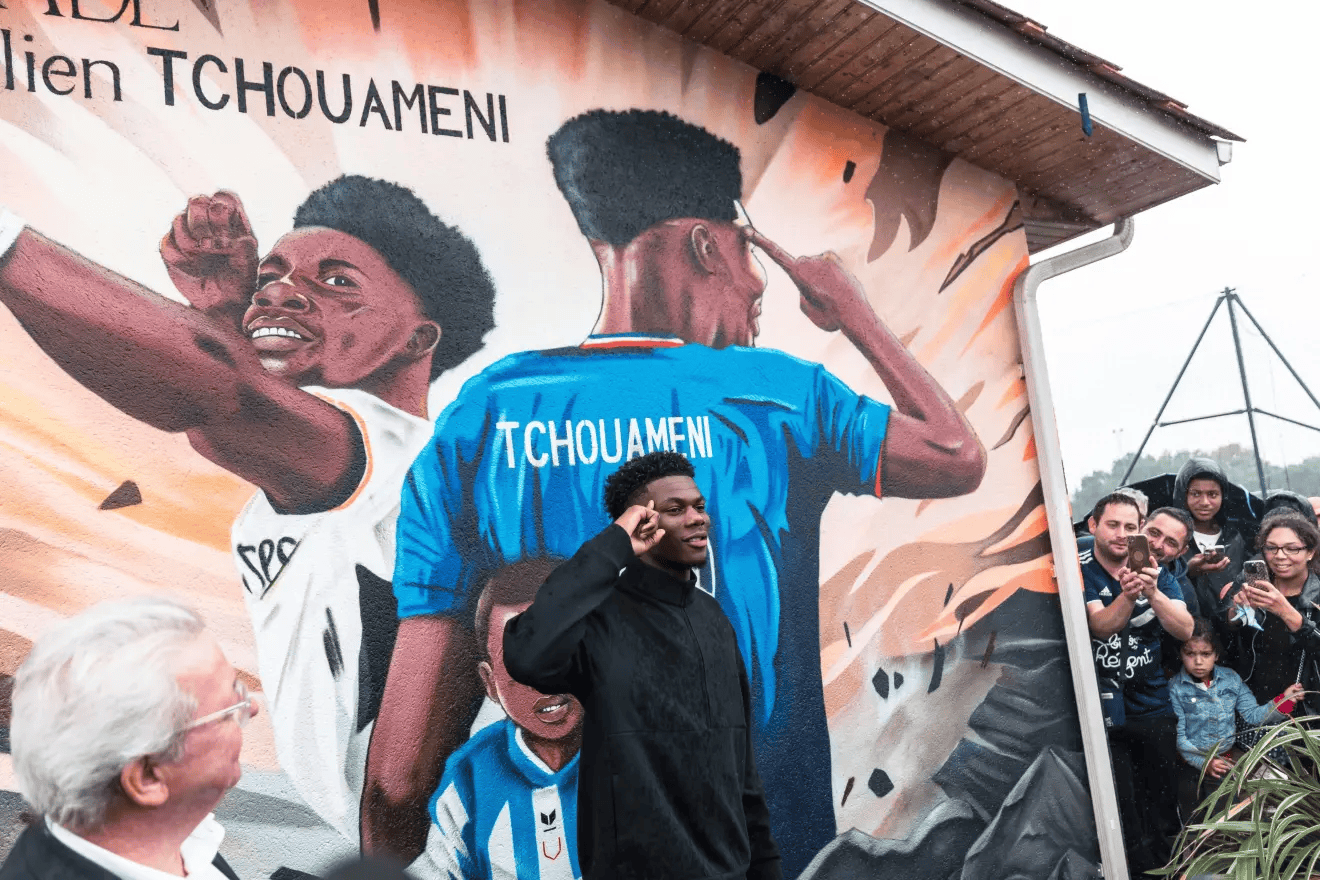 他在当地居, 点左右, 球场中获得 他在当地居, 点左右, 球场中获得